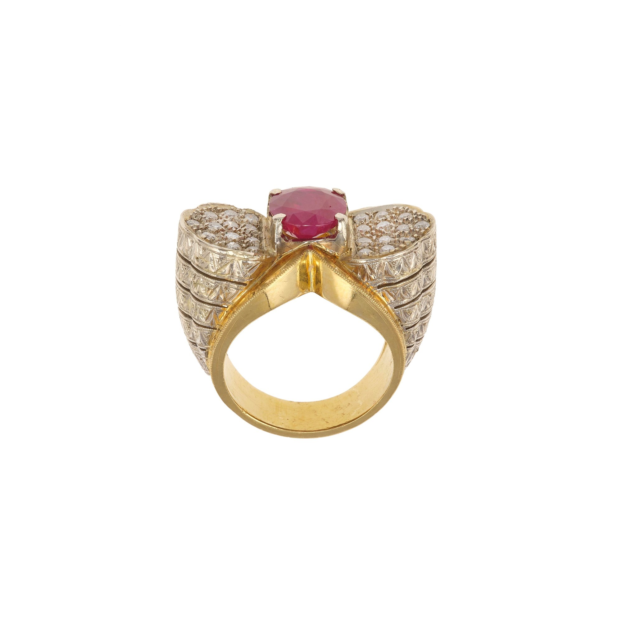 Anello in oro giallo e oro bianco 750/1000 con rubino (ct 2.50 circa) e diamanti (ct 1.00 circa)