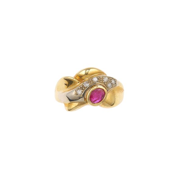 Anello con rubino e piccoli diamanti