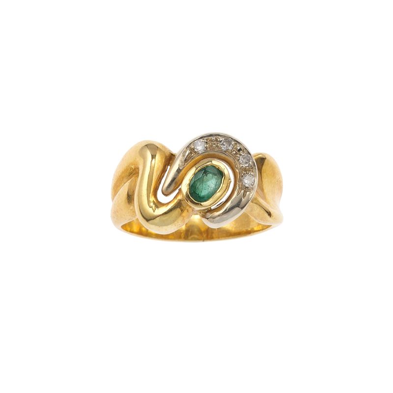 Anello con smeraldo e piccoli diamanti  - Asta Gioielli, argenti, arredi e oggetti d'arte. Un lascito per finalità benefiche - I - Cambi Casa d'Aste