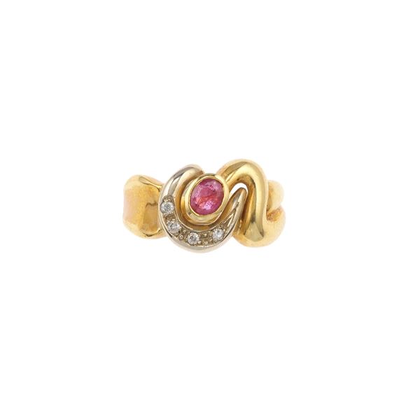 Anello con rubino e piccoli diamanti