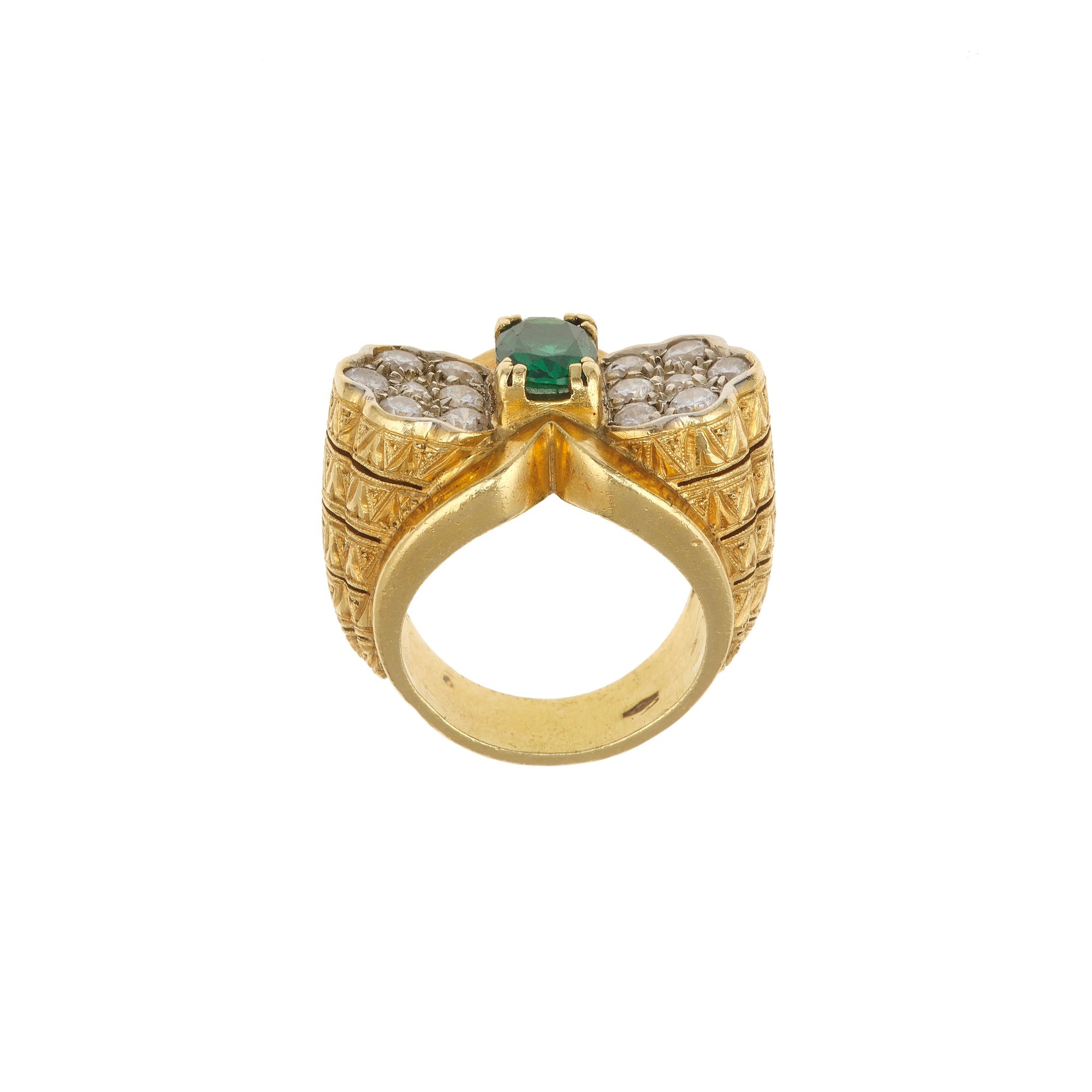 Anello in oro giallo 750/1000 con smeraldo e diamanti