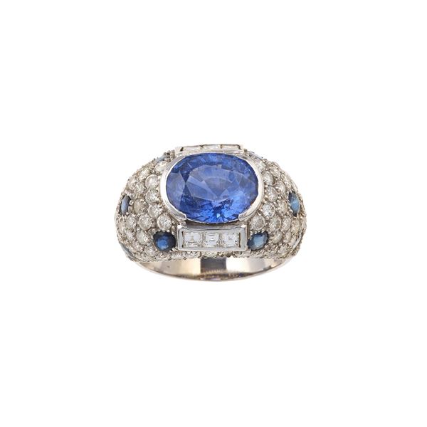 Anello con zaffiro scaldato e pavè di diamanti e zaffiri