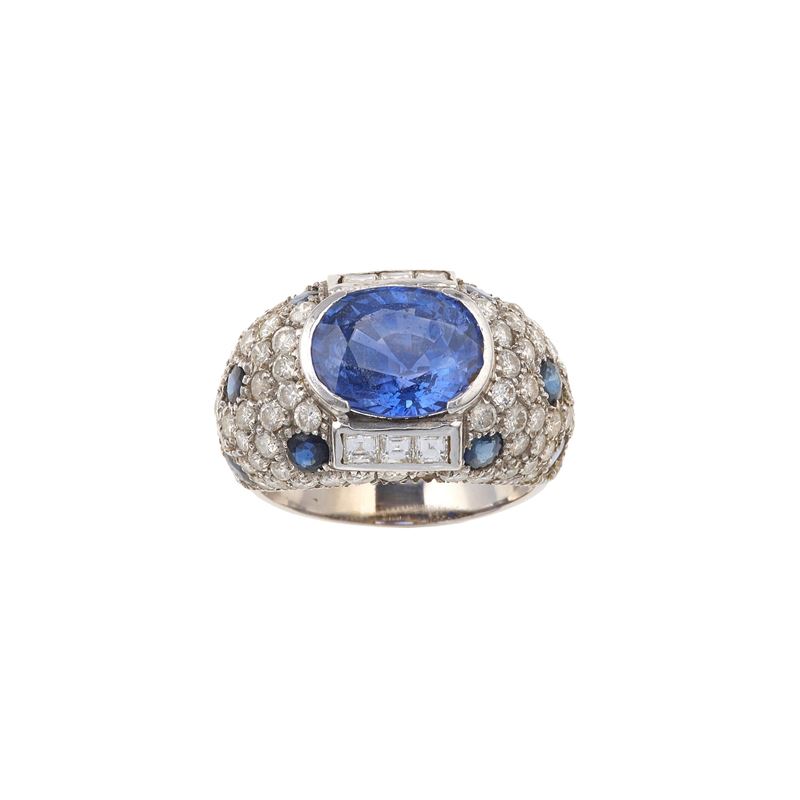 Heated sapphire, diamond and gold ring  - Auction Jewellery, silverware, furnishings, and objets d'art. A charitable bequest. - I - Cambi Casa d'Aste