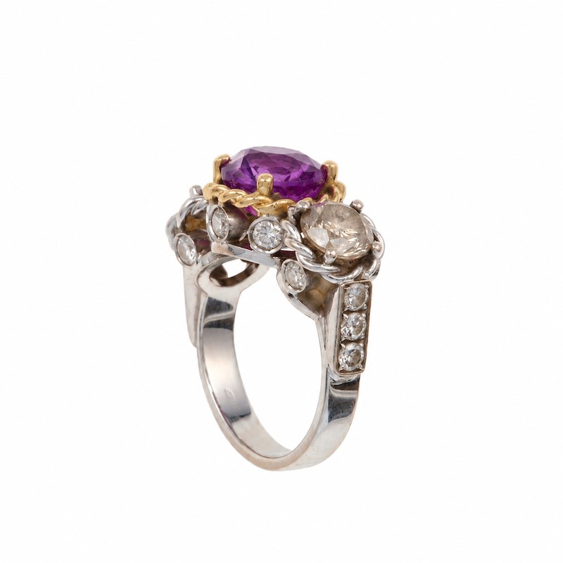Anello con ametista e diamanti, montatura in oro bianco 750/1000