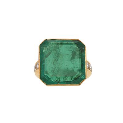 Anello in oro giallo con smeraldo colombiano e piccoli diamanti, ct 7 circa (misura 14)