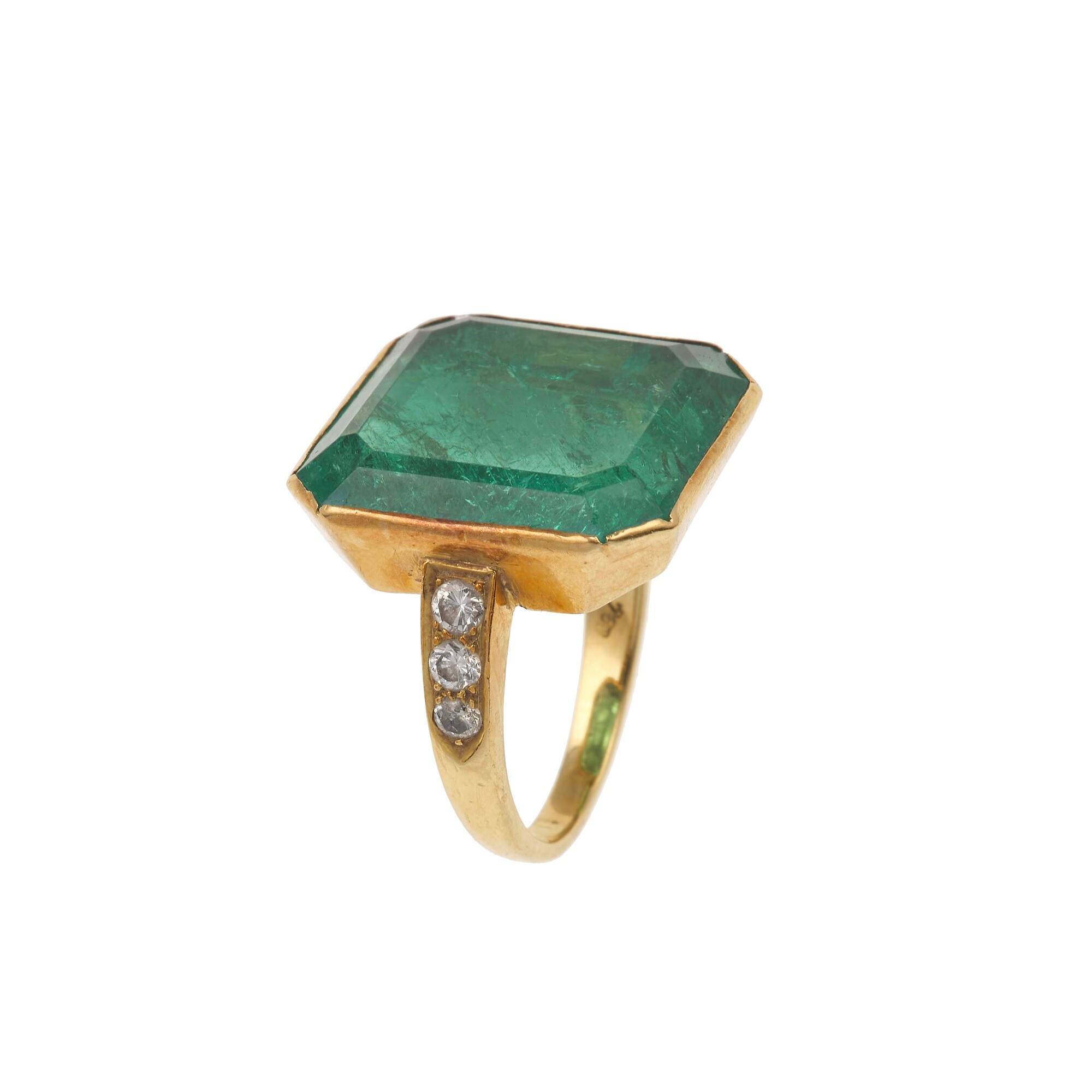 Anello in oro giallo con smeraldo colombiano e piccoli diamanti, ct 7 circa (misura 14)