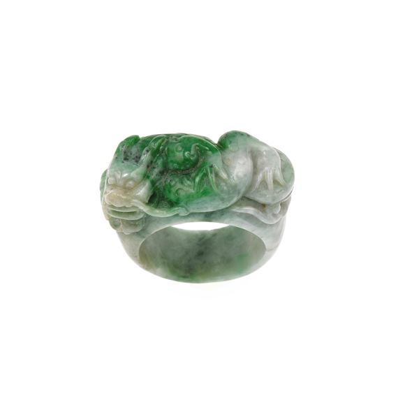 Anello con giadeite incisa