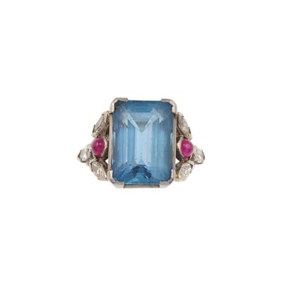 Anello in oro bianco 750/1000 con gemma sintetica azzurra, rubini e diamanti