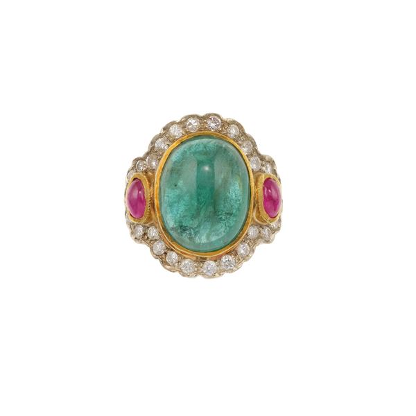 Anello con smeraldo taglio cabochon, rubini e diamanti a contorno