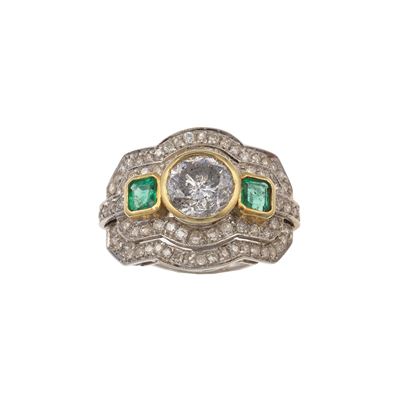 Anello in oro 750/1000 con diamante taglio brillante (ct 2.30 circa), due smeraldi e diamanti a c...