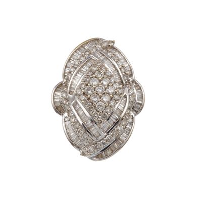 Anello in oro bianco 750/1000 con diamanti, totale circa 4,80 ct