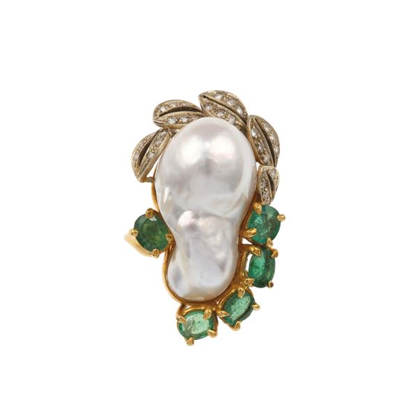 Anello con perla barocca, diamanti e smeraldi