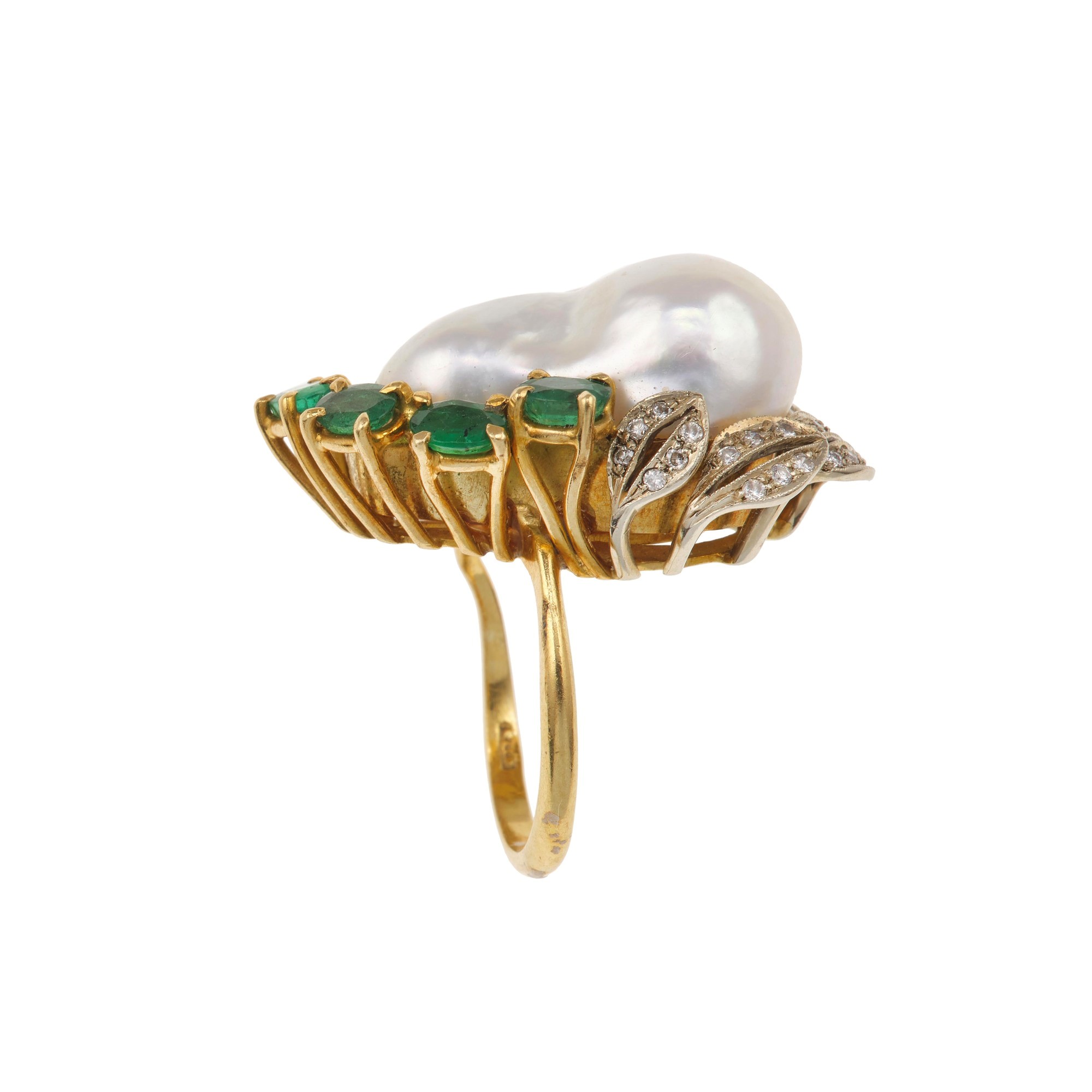 Anello, perla barocca, diamanti e smeraldi in oro giallo e oro bianco 750/1000