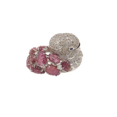 Anello a pappagallo, oro bianco 750/1000 con rubini incisi, pavé di diamanti, zaffiri e smalto ne...
