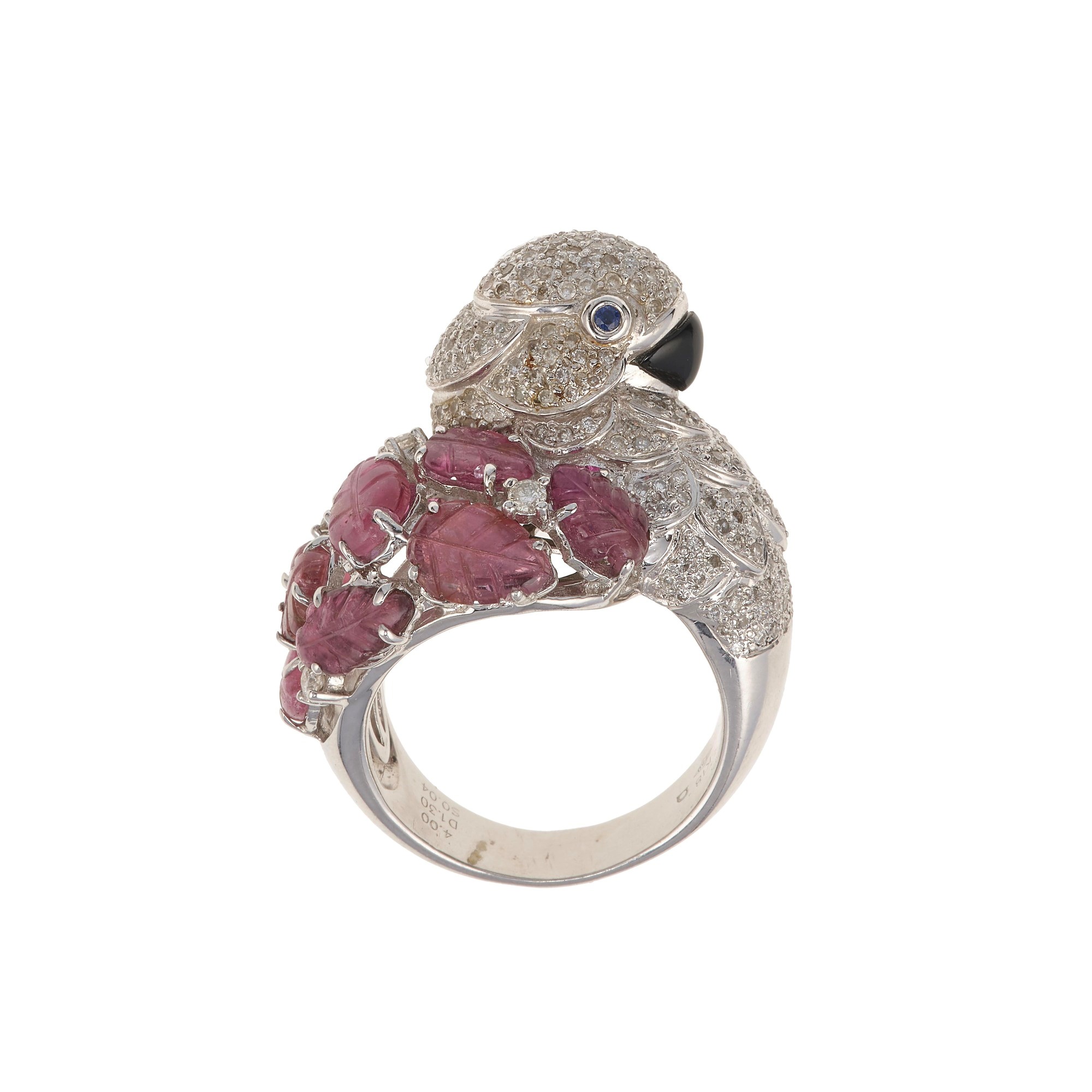 Anello a pappagallo, oro bianco 750/1000 con rubini incisi, pavé di diamanti, zaffiri e smalto ne...
