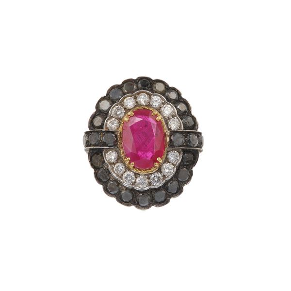 Anello con rubino trattato, diamanti bianchi e neri