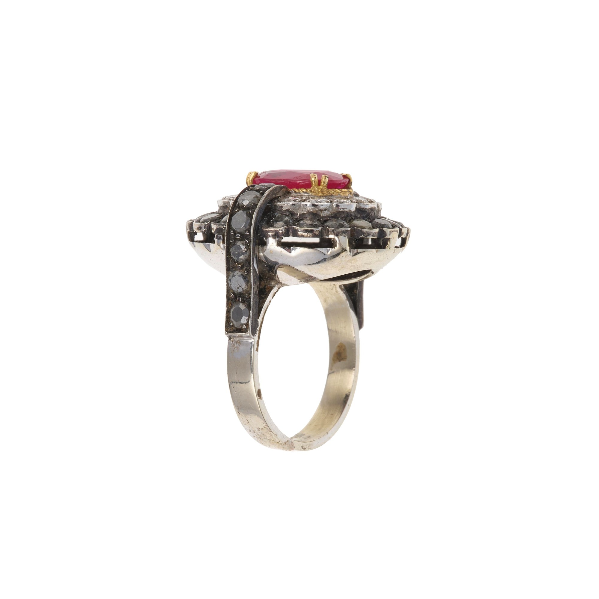 Anello in oro bianco 750/1000 con rubino trattato, diamanti bianchi e neri
