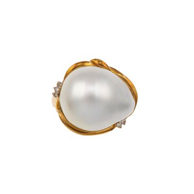 Anello con perla d’Australia e diamanti, montatura in oro giallo 750/1000