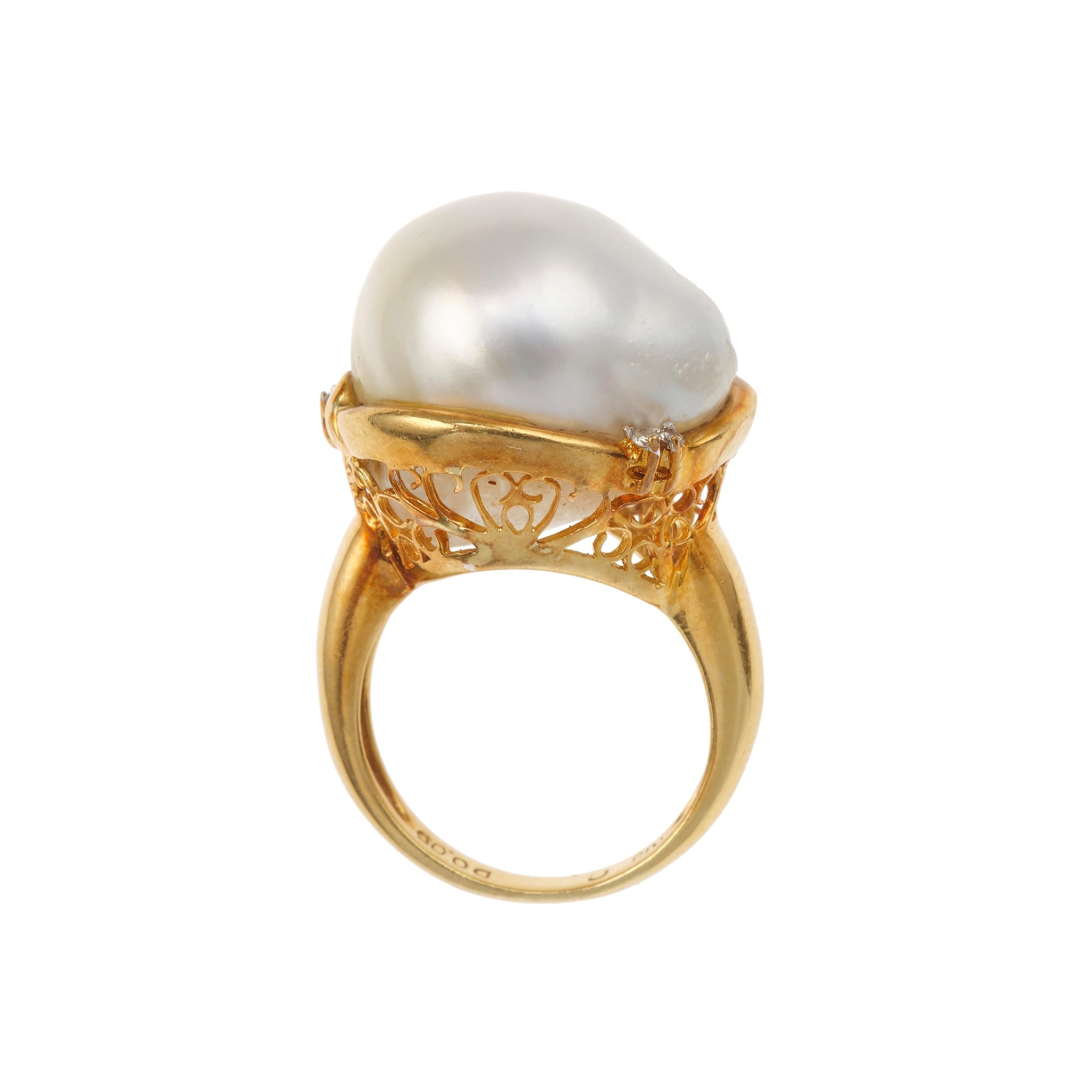 Anello con perla d’Australia e diamanti, montatura in oro giallo 750/1000
