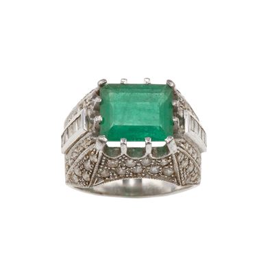 Anello con smeraldo, diamanti a contorno, oro bianco 750/1000