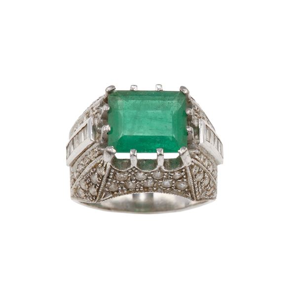 Anello con smeraldo di ct 2.80 circa e diamanti a contorno