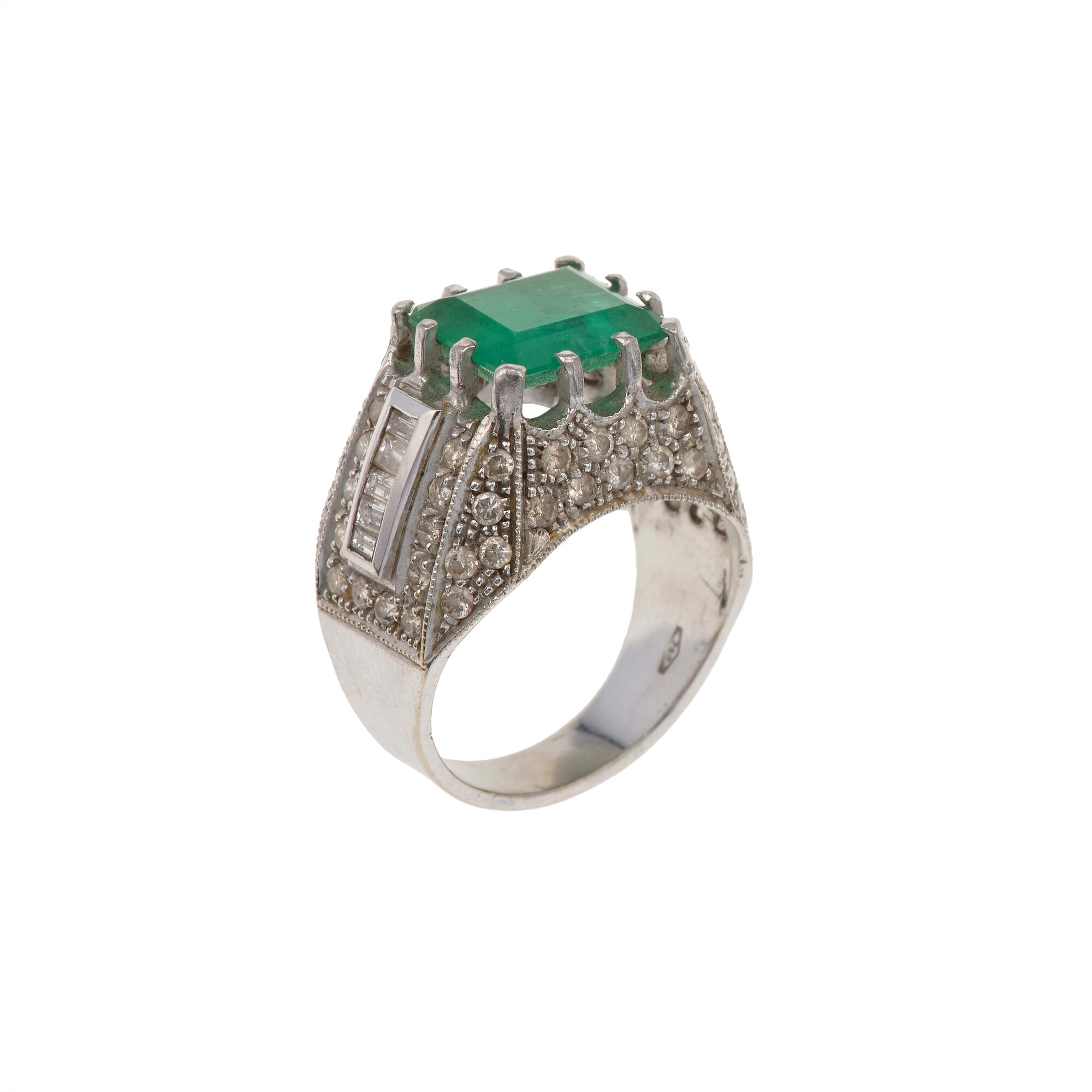Anello con smeraldo, diamanti a contorno, oro bianco 750/1000