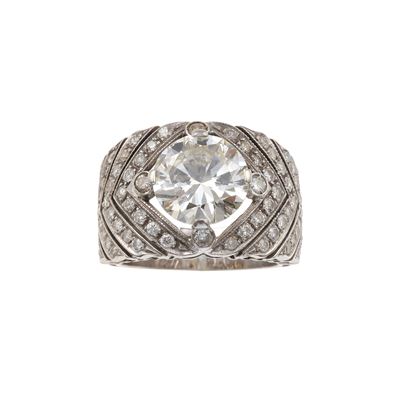 Anello a fascia in oro bianco 750/1000 con diamante taglio brillante, ct 4,30 circa