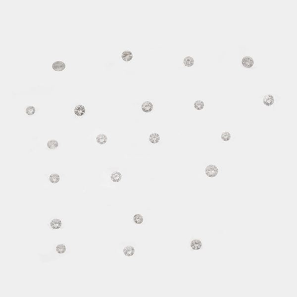 Twenty-two loose diamonds, with gemological reports, for a total weight of approximately 6.20 carats. One diamond is without a certificate.