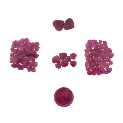Rubini, assortimento di pietre con taglio misto (trattati e non), peso complessivo circa 340,00 c...