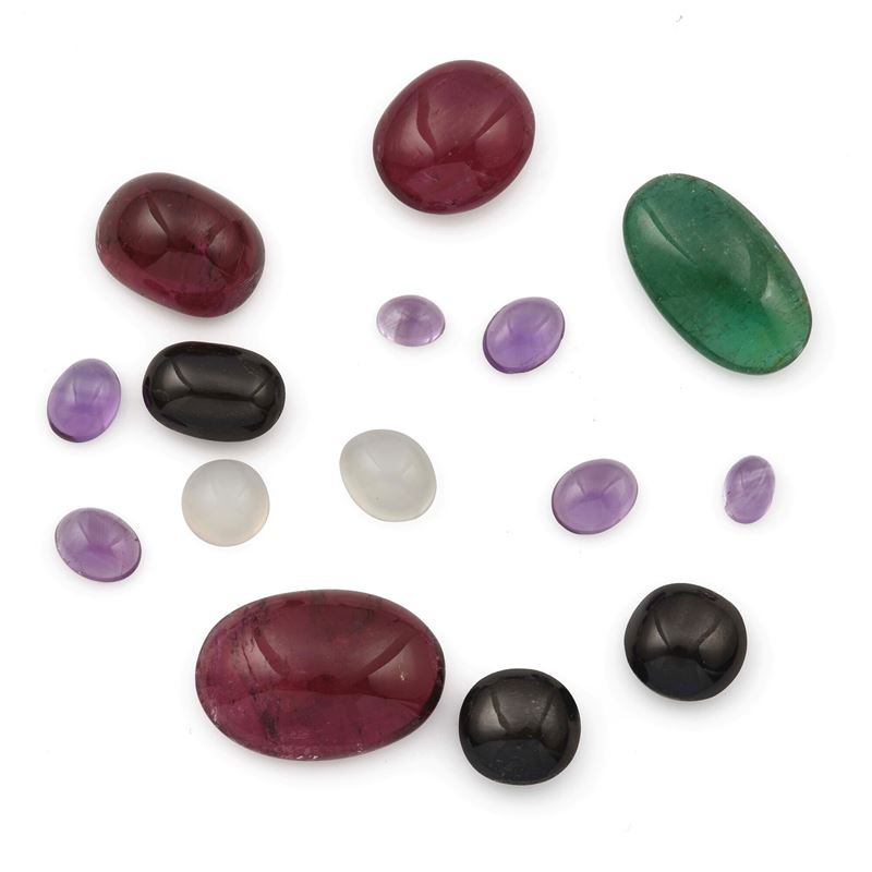 Collection of unmounted multicolored gemstones, of various shapes and treatments, with a total weight of approximately 128.00 carats  - Auction Jewellery, silverware, furnishings, and objets d'art. A charitable bequest. - I - Cambi Casa d'Aste