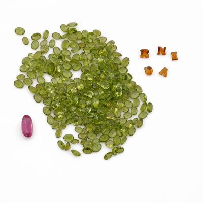 Lotto di gemme miste: ametiste, peridoti e tormaline