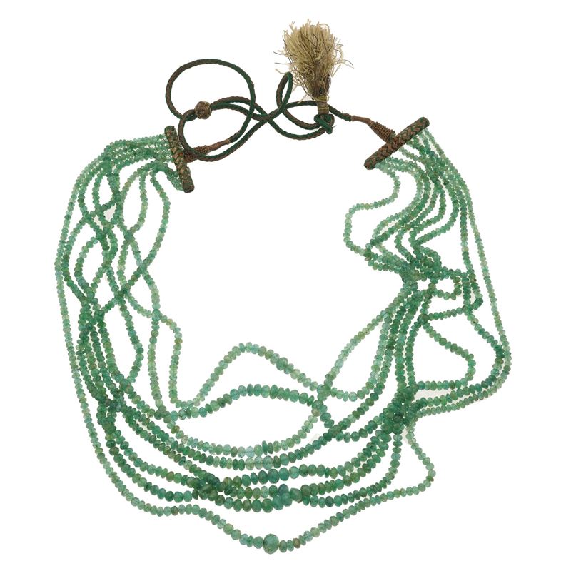 Eight strand of emerald necklace. Damage  - Auction Jewellery, silverware, furnishings, and objets d'art. A charitable bequest. - I - Cambi Casa d'Aste