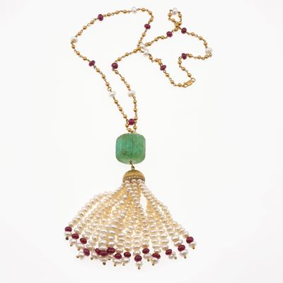 Collana, montatura in oro giallo 750/1000, smeraldo inciso, perle, rubini e piccoli diamanti