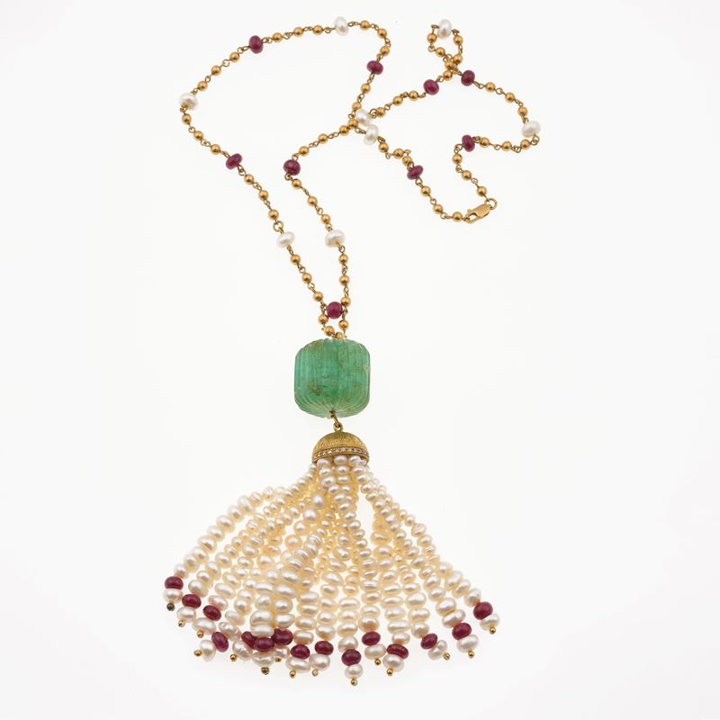 Carved emerald, pearl, ruby, diamond and gold necklcae  - Auction Jewellery, silverware, furnishings, and objets d'art. A charitable bequest. - I - Cambi Casa d'Aste