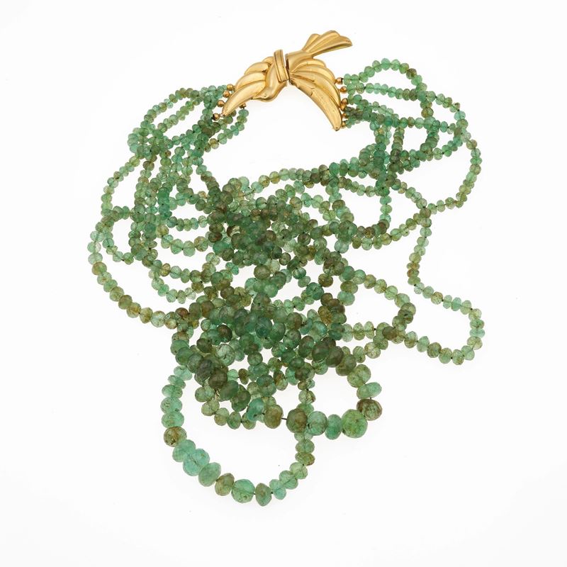 Six strand of emerald and gold necklace. Damage  - Auction Jewellery, silverware, furnishings, and objets d'art. A charitable bequest. - I - Cambi Casa d'Aste