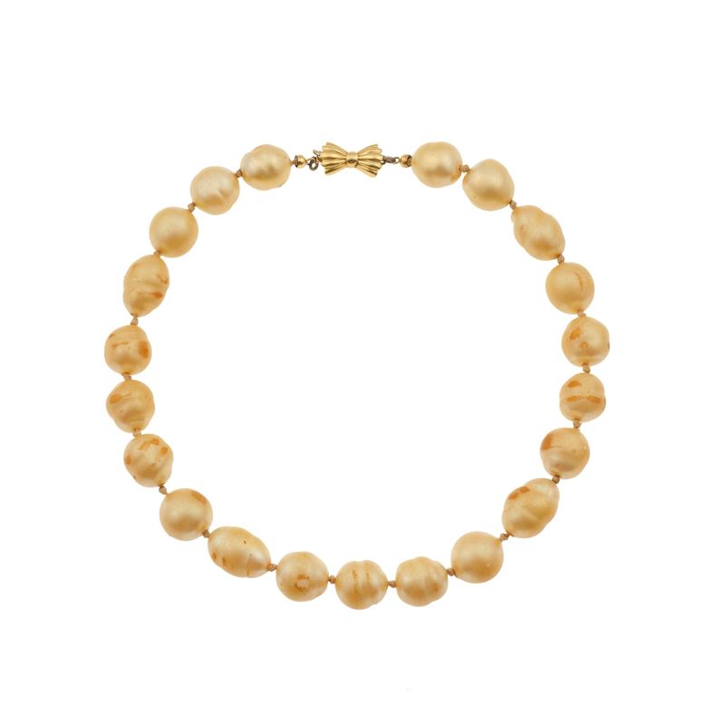 Collana con perle di imitazione  - Asta Gioielli, argenti, arredi e oggetti d'arte. Un lascito per finalità benefiche - I - Cambi Casa d'Aste