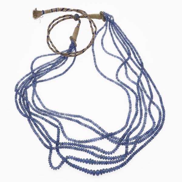 Collana composta da sette fili di zaffiri