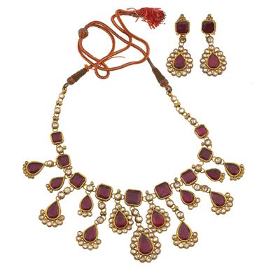 Demi-parure, Collana e orecchini in metallo dorato con tormaline, flat diamond e smalti policromi