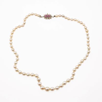 Collana con perle coltivate in oro bianco 750/1000 con piccoli rubini