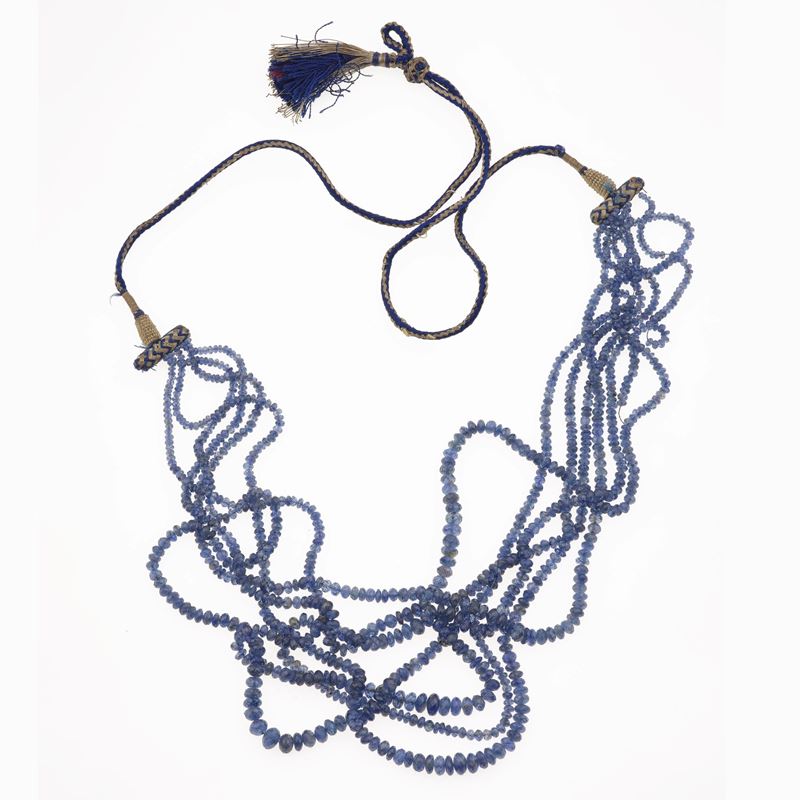 Collana a più fili di zaffiri  - Asta Gioielli, argenti, arredi e oggetti d'arte. Un lascito per finalità benefiche - I - Cambi Casa d'Aste