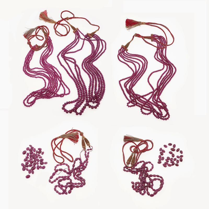 Filve multi-strand ruby necklaces. Two damaged necklaces  - Auction Jewellery, silverware, furnishings, and objets d'art. A charitable bequest. - I - Cambi Casa d'Aste