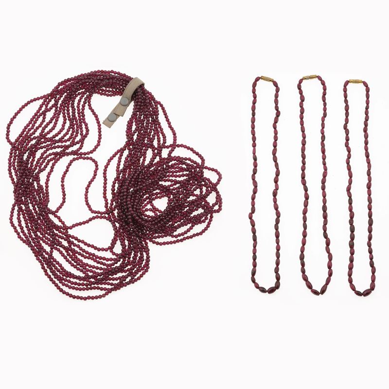Thirteen strand of garnet and three necklace  - Auction Jewellery, silverware, furnishings, and objets d'art. A charitable bequest. - I - Cambi Casa d'Aste