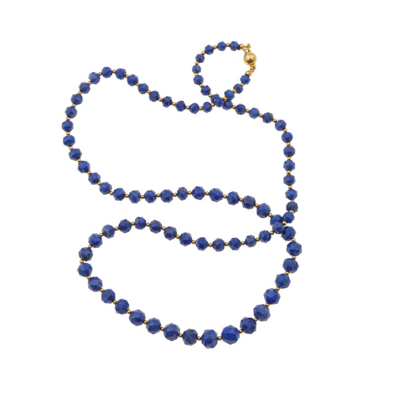 Tinted lapis-lazuli and gold necklace  - Auction Jewellery, silverware, furnishings, and objets d'art. A charitable bequest. - I - Cambi Casa d'Aste
