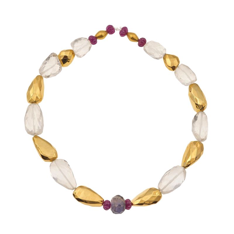 Rock crystal, carved ruby, iolite and gold necklace  - Auction Jewellery, silverware, furnishings, and objets d'art. A charitable bequest. - I - Cambi Casa d'Aste