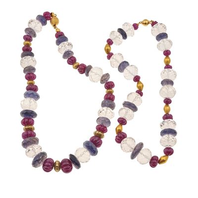 Collana a due elementi con cristallo di rocca, rubini incisi e ioliti, con fermagli in oro giallo...