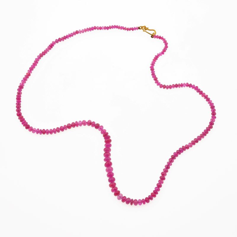 Ruby and gold necklace  - Auction Jewellery, silverware, furnishings, and objets d'art. A charitable bequest. - I - Cambi Casa d'Aste