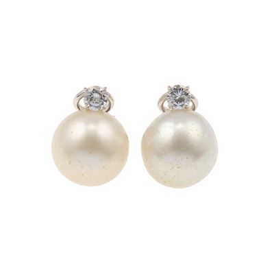 Orecchini, montatura in oro bianco 750/1000 con perle d’Australia e diamanti