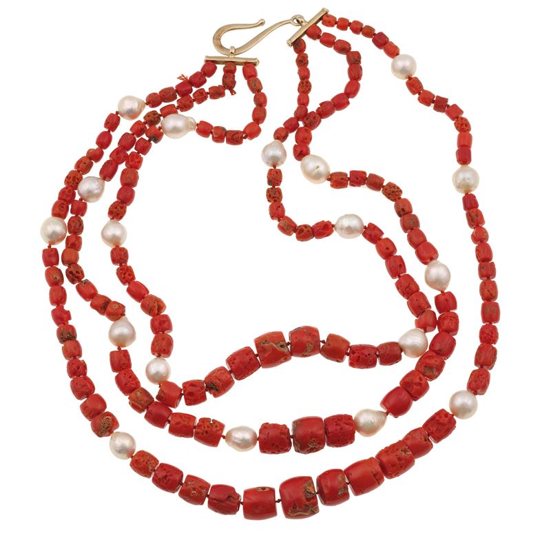 Collana a tre fili di corallo e perle d'acqua dolce  - Asta Gioielli, argenti, arredi e oggetti d'arte. Un lascito per finalità benefiche - I - Cambi Casa d'Aste