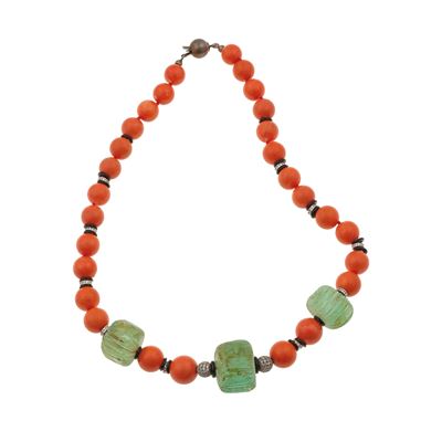 Collana in corallo con smeraldi incisi, inserti in diamanti e onice, fermaglio in argento e detta...