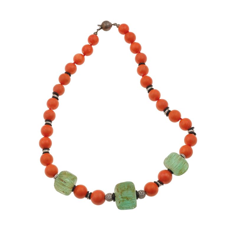 Coral, emerald, diamond, onyx, silver and gold necklace  - Auction Jewellery, silverware, furnishings, and objets d'art. A charitable bequest. - I - Cambi Casa d'Aste